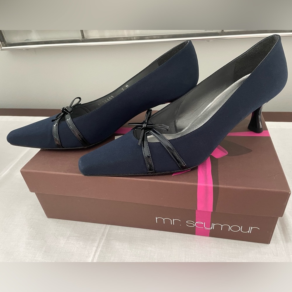 Navy Pumps with patent bow and heal.